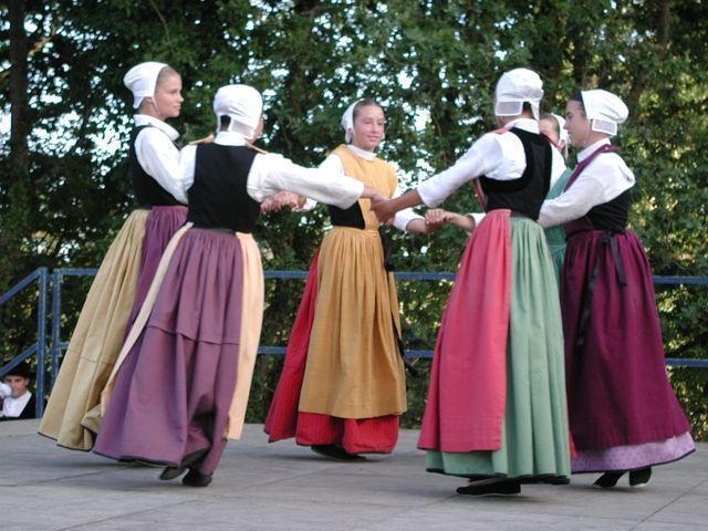 groupe folklorique   clohars carnoet  finistere  Bretagne sud