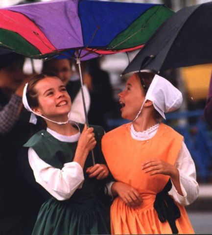 enfants en costume folklorique local Clohars carnoet finsistere  Bretagne sud