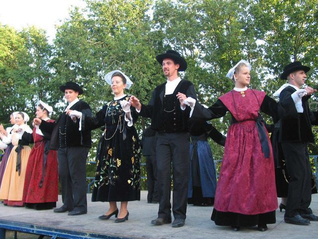 groupe de danseurs folklorique Clohars carnoet  finistere Bretagne sud