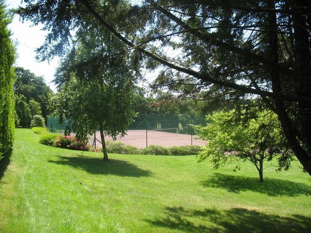 Le Tennis  des logis de penlan  Clohars carnoet proche de  Quimper ; Quimperl; Lorient  en Bretagne sud